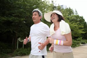 男女が二人並んでジョギングしています