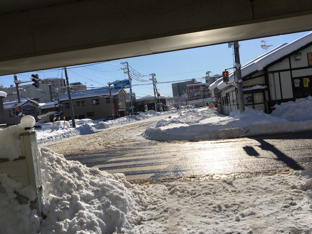 つかの間の晴れ間にかがやく新潟整体工房前
